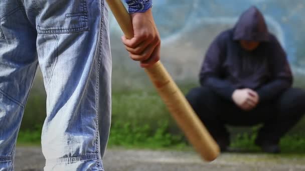 tinédzser egy baseball ütővel - Felvétel, videó
