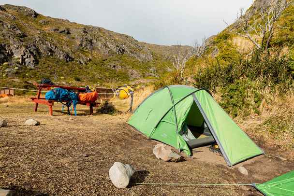 TORRES DEL PAINE NATIONAL PARK, CHILE - 22 ЯНВАРЯ 2019: Зеленая палатка рядом со столовой, Национальный парк Торрес-дель-Пейн, Чили - Фото, изображение