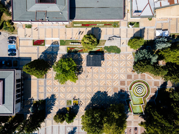 Удивительный вид с воздуха на центр города Троян, Ловечская область, Болгария - Фото, изображение