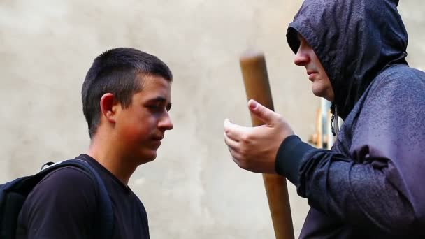 Adolescente com homem agressivo
 - Filmagem, Vídeo