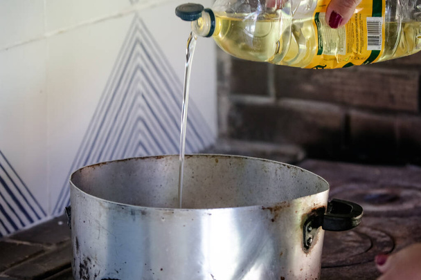 наливаючи очні яблука на сковороду на дерев'яну плиту
 - Фото, зображення