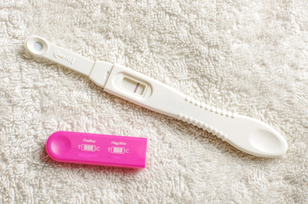 έννοια του οικογενειακού προγραμματισμού: τεστ εγκυμοσύνης - Φωτογραφία, εικόνα