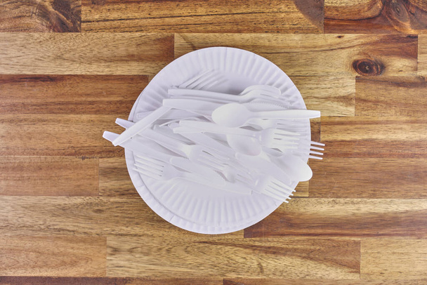 A studio photo of white plastic cutlery - Фото, изображение
