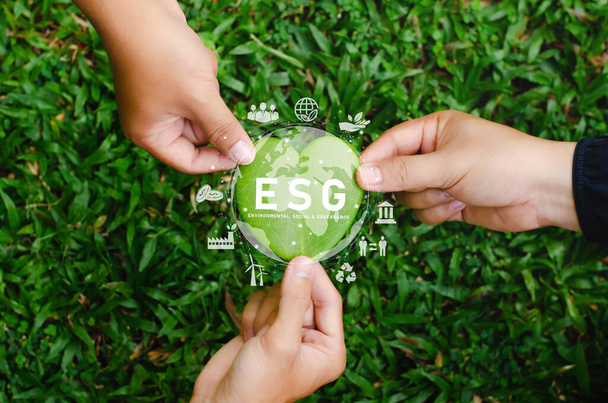 Глобальна концепція значків ESG з командною роботою. Сприяти збереженню навколишнього середовища у формі серця та сталого бізнесу на мережах на зеленому тлі
. - Фото, зображення
