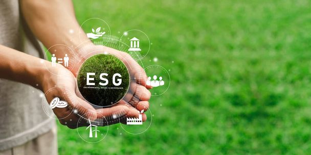 Az a kéz, amely készen tartja a világot arra, hogy a megújuló erőforrások technológiáját a szennyezés csökkentésére használja. Az ESG koncepció ikonjában a környezet, a társadalom és a fenntartható vállalatirányítás szolgálatában. - Fotó, kép