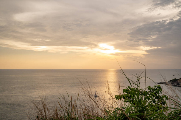 Zmierzch Złoty czas w morzu widok Phrom Thep Cape, tropikalny zachód słońca morza, malowniczy punkt wyspy Phuket, Perła Morza Andamańskiego, Tajlandia popularny dla turystów na świecie. - Zdjęcie, obraz