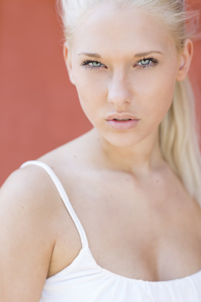 naturalny portret młodej blond nastolatka - Zdjęcie, obraz