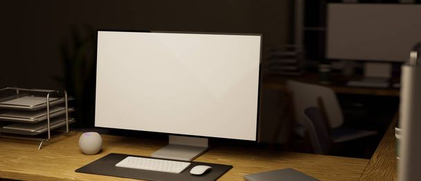 Computadora pantalla de escritorio blanca y suministros de oficina en el espacio de trabajo moderno en el estudio de oficina de trabajo oscuro por la noche. 3d renderizado, 3d illsutration - Foto, imagen