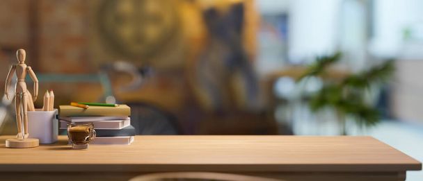 Класичний дерев'яний стіл з канцелярськими товарами, декором та копією простору для продуктів, що відображаються на розмитій сучасній вітальні на задньому плані. 3D візуалізація, 3d ілюстрація
 - Фото, зображення