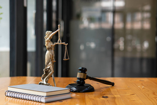 socha spravedlnosti Bohyně spravedlnosti a soudcovo kladivo koncept soudního procesu a profesionální advokátní stupnice právní koncept obraz - Fotografie, Obrázek