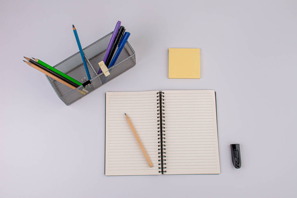 Стандартні канцелярські товари для ручок в руці і блокнот на білому тлі
. - Фото, зображення