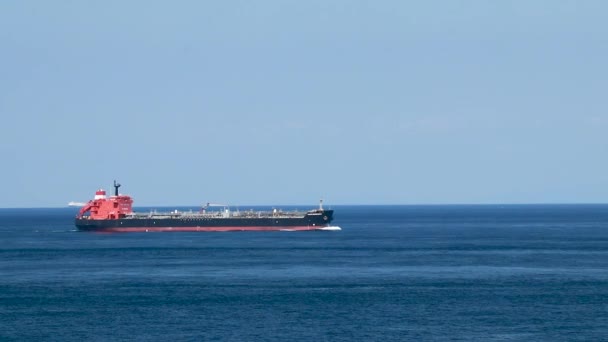 Tanker pluje po moři. Boční pohled na ropný tanker - Záběry, video