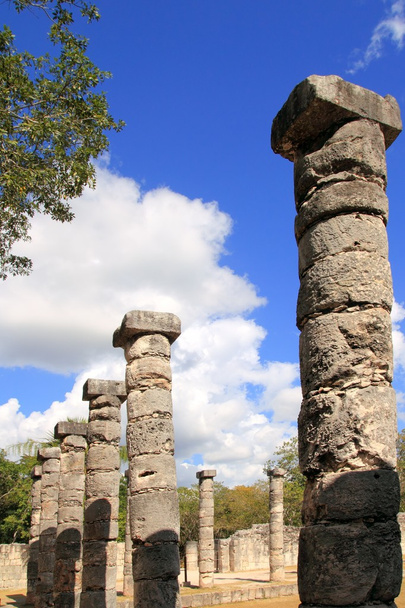 Columns Mayan Chichen Itza Mexico ruins in rows - Φωτογραφία, εικόνα