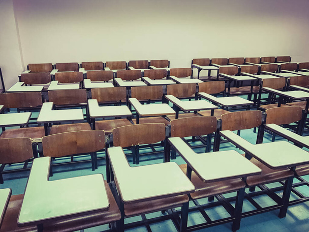 Cadeiras de madeira no fundo da sala de aula - Foto, Imagem