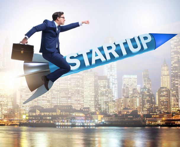 Empresário no conceito de start-up voando em foguete - Foto, Imagem