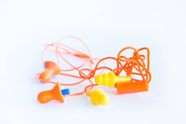 Tappi per orecchie protezione dell'udito su sfondo bianco, concep di sicurezza - Foto, immagini