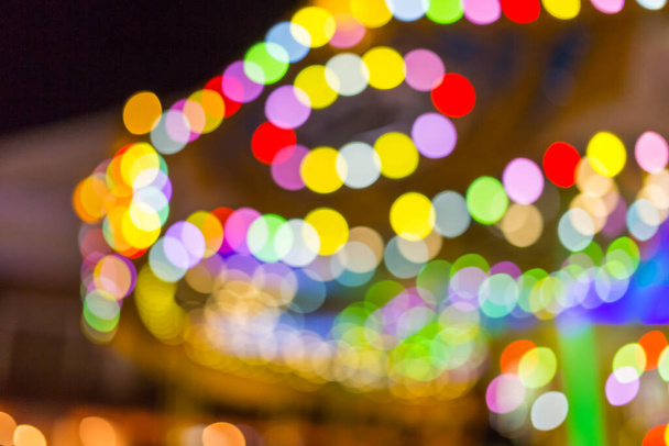 θόλωμα του φωτός στο καρναβάλι φεστιβάλ νύχτα φόντο της αγοράς - Φωτογραφία, εικόνα