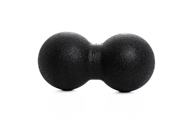 μαύρο διπλό μασάζ μπάλα close-up για γιόγκα σε λευκό απομονωμένο φόντο - Φωτογραφία, εικόνα