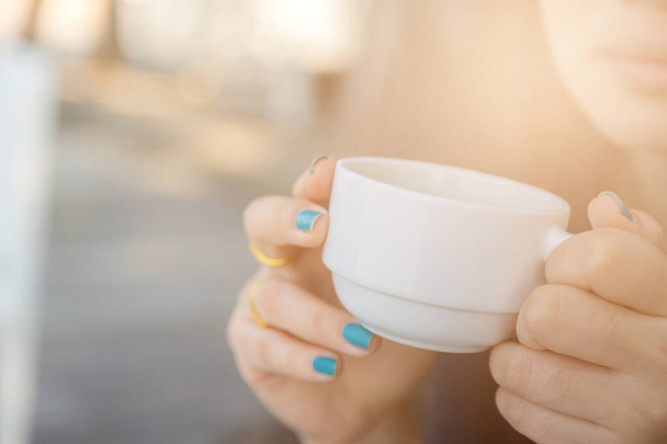 Mulher bebendo café na mão com blur baclground - Foto, Imagem