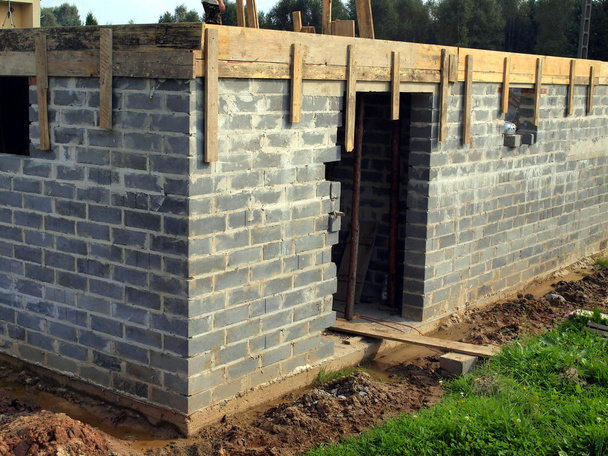 muro seminterrato di blocchi di cemento sul terreno argilla
 - Foto, immagini
