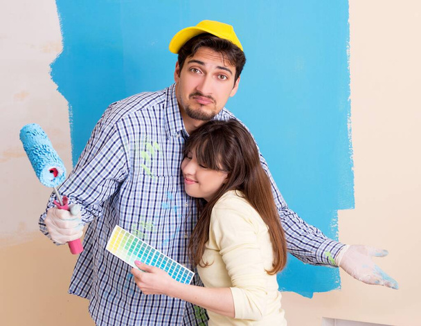 夫と妻が自宅で改装を行う - 写真・画像