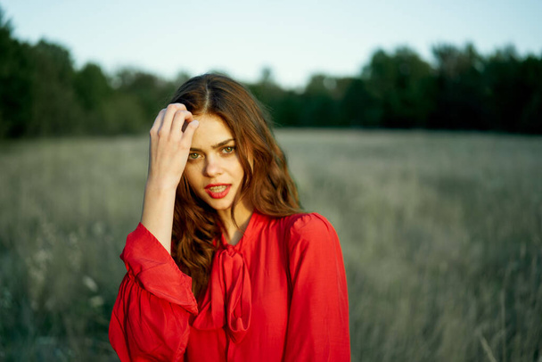 carino donna dai capelli rossi in abito rosso in campo natura estate - Foto, immagini