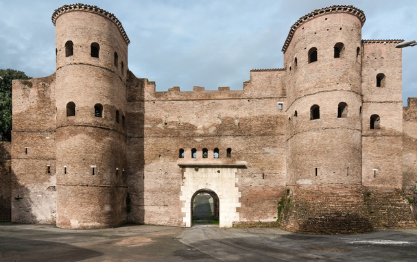 Porta asinaria és őr tornyok a római falak - Fotó, kép