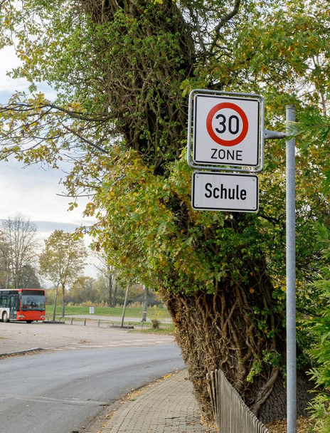 30 km / h nopeusrajoitusliikennemerkki koulualueelle Saksassa - Valokuva, kuva