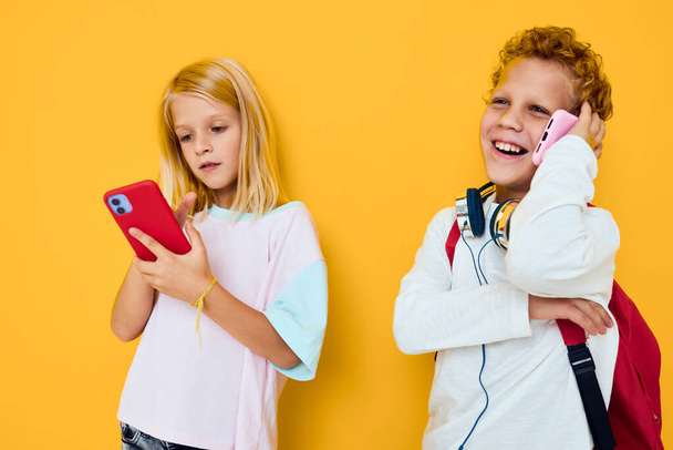 adolescente niño y niña mirando en un teléfono inteligente y jugar juegos Studio concepto de educación - Foto, Imagen