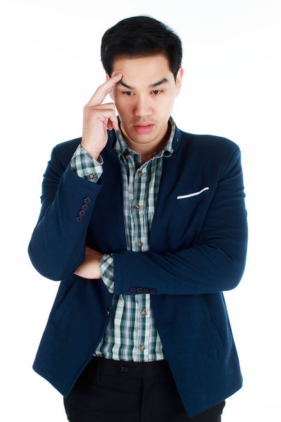 Πορτρέτο του σοβαρού νεαρού επιχειρηματία με σκούρο μπλε κοστούμι με δάχτυλα τρίψιμο στο ναό του, που πάσχουν από ένα τρομερό πονοκέφαλο που προκαλείται από την επιχείρηση λάθος απόφαση. Επιχειρηματική έννοια - Φωτογραφία, εικόνα
