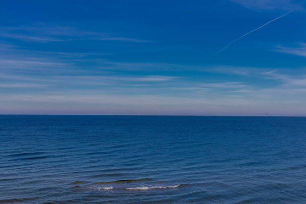 Kaunis ranta kävellä pitkin kilometriä pitkä ranta kävelykatu Trzesacz - Puola - Valokuva, kuva