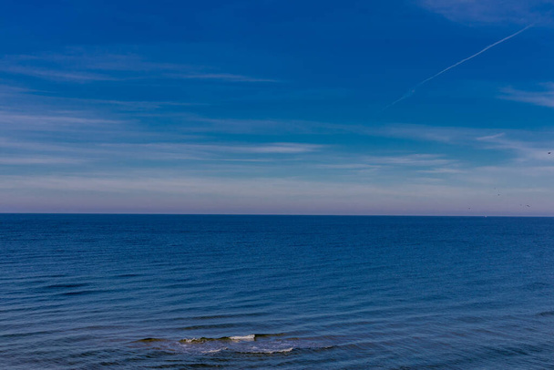 Пляжная прогулка вдоль километровой пляжной набережной Тшесача - Польша - Фото, изображение