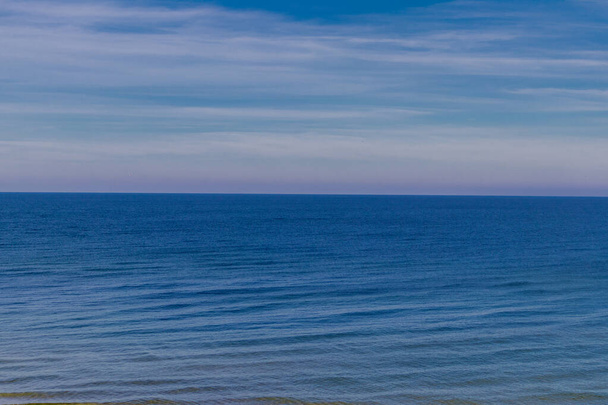 Όμορφη παραλία με τα πόδια κατά μήκος του χιλιομέτρου-μακρύ παραλιακό πεζόδρομο του Trzesacz - Πολωνία - Φωτογραφία, εικόνα