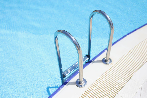 Tikkaat ruostumaton kaiteet laskeutuminen uima-altaaseen turvallisesti - Valokuva, kuva