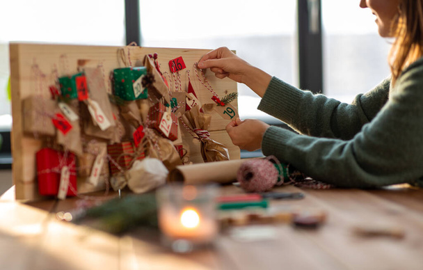 hands making christmas advent calendar at home - Foto, imagen