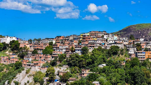 Le comunità conosciute come favela sono aree urbane caratterizzate da abitazioni precarie e infrastrutture urbane povere. Essi sono considerati una conseguenza della scarsa distribuzione del reddito del paese e del deficit abitativo. Foto scattata a Rio de Janeiro, Brasile. - Foto, immagini