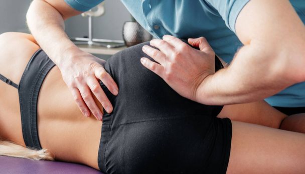 Treatment of sacroiliac joint dysfunction or SI joint pain performed by osteopathic doctor - Φωτογραφία, εικόνα