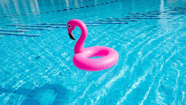Flamenco tropical. Flamenco inflable rosa en el agua para el fondo de la playa de verano. Fiesta de flotador piscina - Foto, imagen