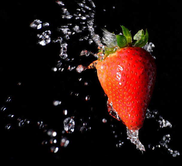 Salpicadura de agua de fresa
 - Foto, Imagen