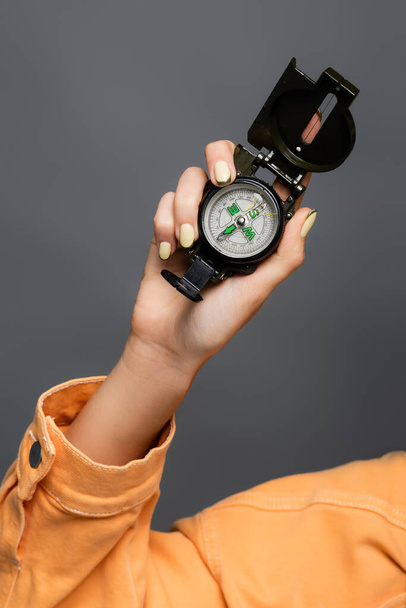 Ausgeschnittene Ansicht von Touristen mit Kompass isoliert auf grau  - Foto, Bild