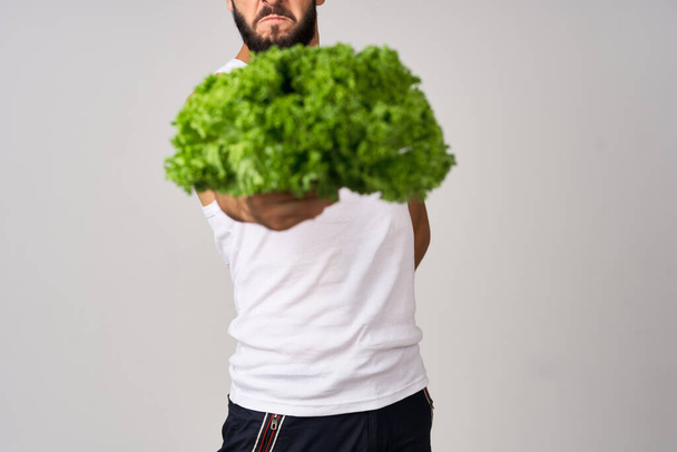 веселий чоловік у білій футболці салат залишає здорову їжу
 - Фото, зображення