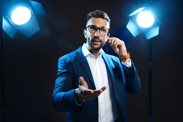 Motivational speaker with headset performing on stage - Foto, Bild