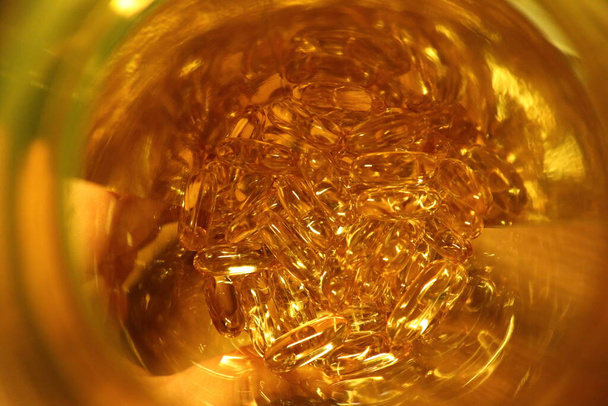Sinaasappelvisolie in een pot - Foto, afbeelding