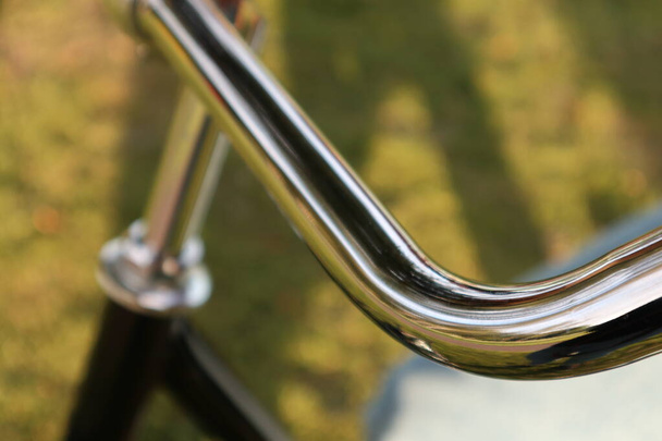 背景に草のある自転車用金属ハンドルバー - 写真・画像