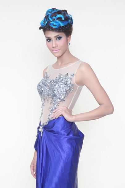 Elegant fashion brunette Thai woman posing with creative chignon hair-style - Foto, Imagem