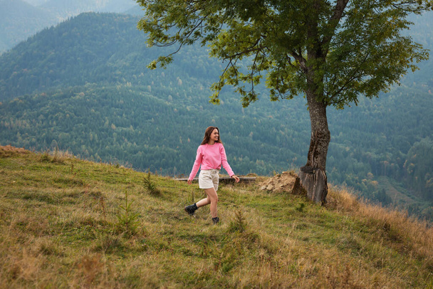 Young woman enjoying her time in mountains - Foto, Bild