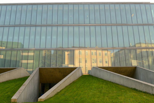 Sonnenkollektoren eines modernen Gebäudes für erneuerbare Energien in Basel in der Schweiz - Foto, Bild