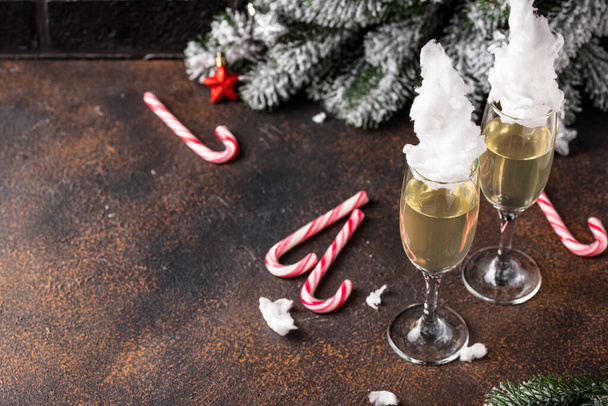Champagne or prosecco with cotton candy - Fotoğraf, Görsel