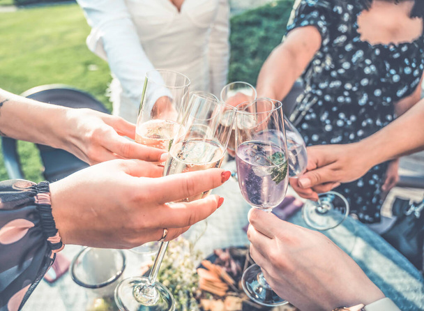 Nevěsta a družičky drží skleničky šampaňského a pronášejí přípitek. Skupina děvčat večer, dámská párty - Fotografie, Obrázek