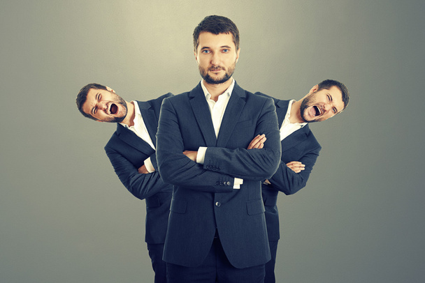 ουρλιάζοντας άνδρες πίσω από του αυτοπεποίθηση επιχειρηματίας - Φωτογραφία, εικόνα